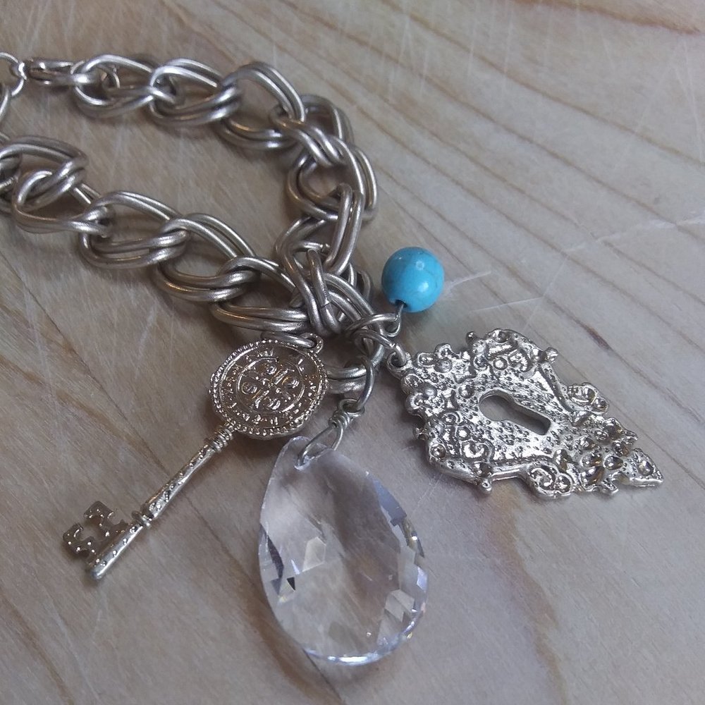 Key, Lock & Crystal Matte Gold Chain Bracelet |New - Picture 2 of 4